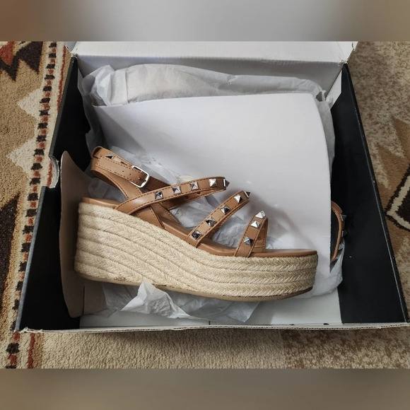 Torrid Studded Gladiator Flatform Sandals 8.5 WW NIB - Picture 4 of 12